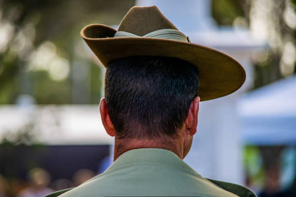 soldato contemplativo dell'esercito australiano che indossa slouch hat durante il servizio di commemorazione dell'anzac day a cooroy - slouch hat foto e immagini stock