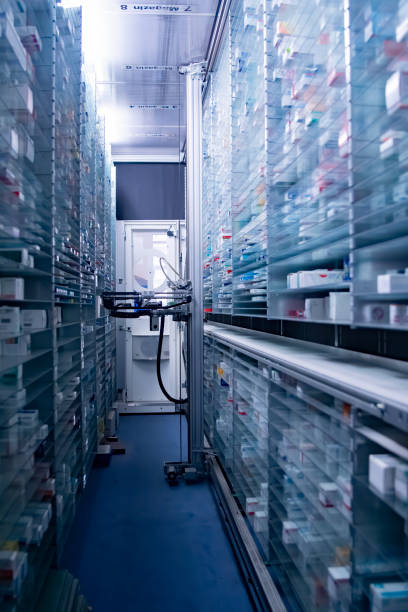 moderno almacén de farmacia y dos manos robot están organizando y almacenando medicamentos en una farmacia - pharmacy medicine pharmacist storage room fotografías e imágenes de stock