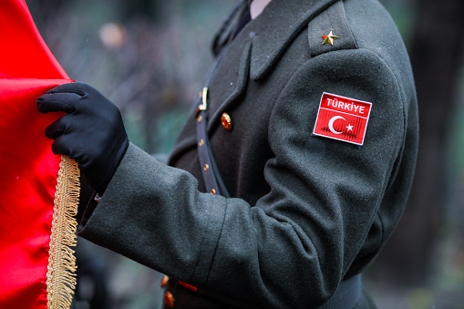 Profundidad de campo poco profunda (enfoque selectivo) con detalles de un uniforme de vestido completo de un soldado turco. photo