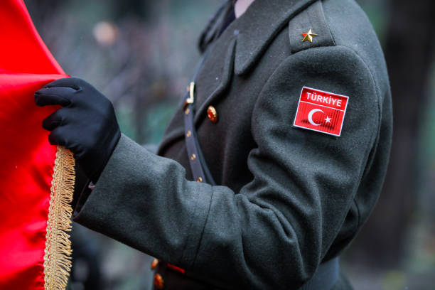 profundidad de campo poco profunda (enfoque selectivo) con detalles de un uniforme de vestido completo de un soldado turco. - turquia bandera fotografías e imágenes de stock