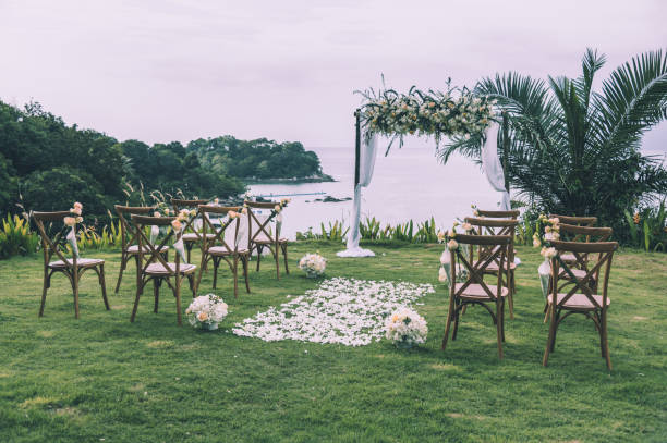 결혼식에서 꽃으로 장식 된 의자; 빈티지 톤. - honeymoon color image horizontal setting the table 뉴스 사진 이미지