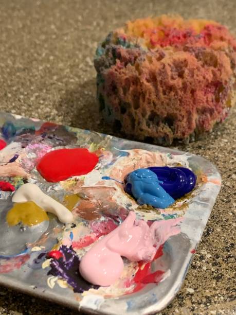 istock Painting and sponge 1192242717