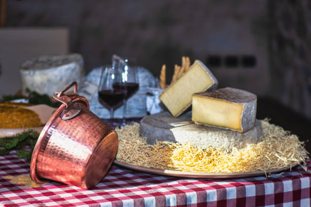 медный горшок на столе с сыром, типичным для гор северной италии - food mountain стоковые фото и изображения