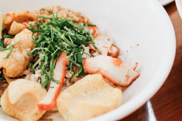 macarrão de estilo sukhothai na tailândia. (comida tailandesa) sukhothai receita de macarrão tem um sabor doce que é adaptado à popularidade do norte da tailândia. - indochina soup flag national flag - fotografias e filmes do acervo