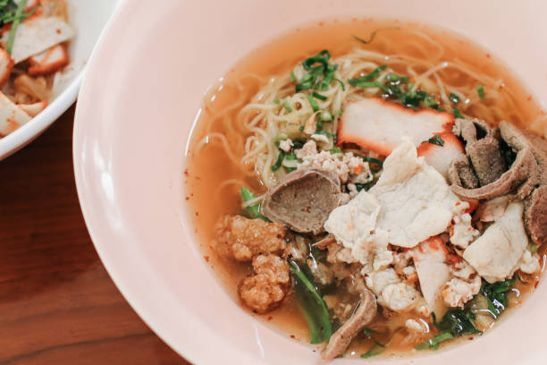 macarrão de estilo sukhothai na tailândia. (comida tailandesa) sukhothai receita de macarrão tem um sabor doce que é adaptado à popularidade do norte da tailândia. - indochina soup flag national flag - fotografias e filmes do acervo