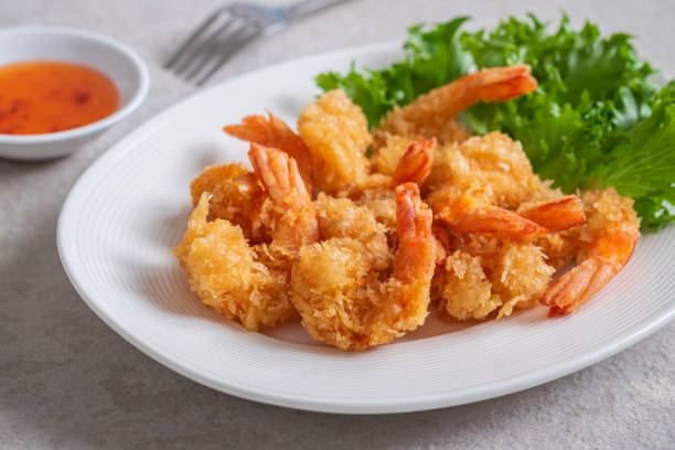 fried shrimp and vegetable on plate - shrimp imagens e fotografias de stock