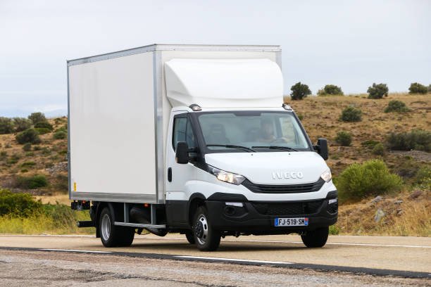 iveco daily - small truck fotografías e imágenes de stock