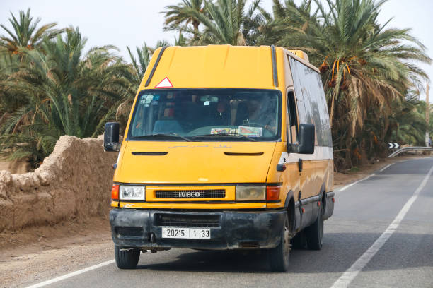 iveco quotidien - transportation delivering land vehicle car photos et images de collection