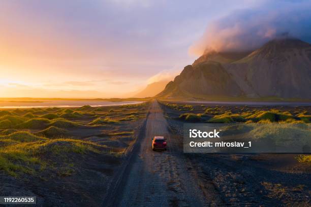 Гравийная Дорога На Закате С Горой Вестрахорн И Вождением Автомобиля Исландия — стоковые фотографии и другие картинки Автомобиль