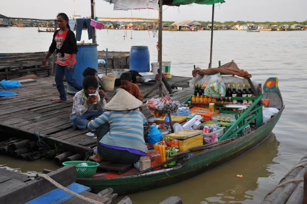 chong kneas, cambogia - flood people asia cambodia foto e immagini stock