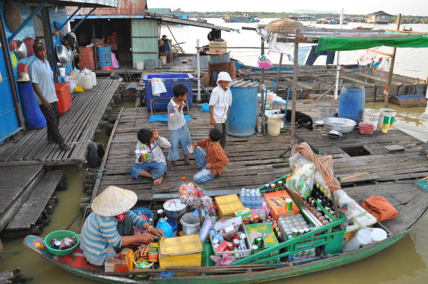 chong kneas, camboja - flood people asia cambodia - fotografias e filmes do acervo