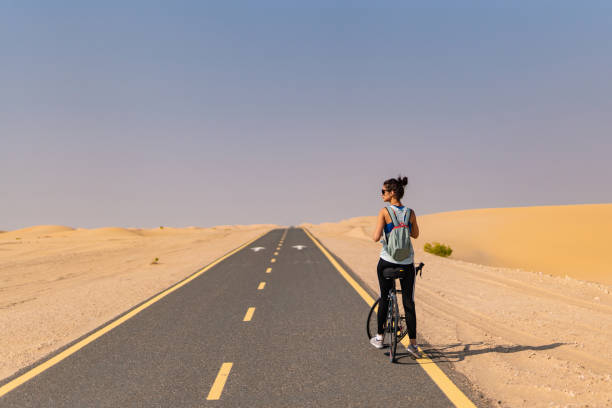 la dame attirante se repose après long voyage par le désert - sol caractéristiques dune construction photos et images de collection