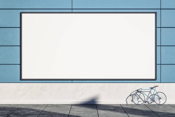 看板付きの空の青い壁 - bicycle shop ストックフォトと画像