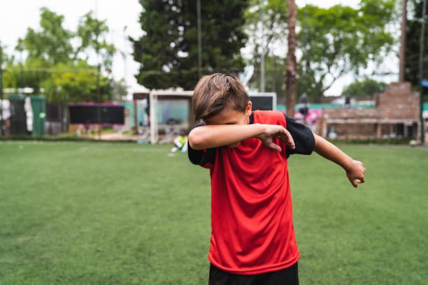 fußballer junge tun den dab tanz stehend auf einem fußballplatz - dab tanz stock-fotos und bilder