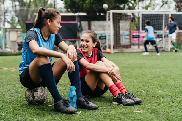 adolescentes que falam no campo de futebol - soccer teenager sport adolescence - fotografias e filmes do acervo