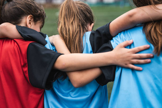 축구를하는 동안 서로를 지원하는 세 여자 - arm around caucasian latin american and hispanic ethnicity child 뉴스 사진 이미지