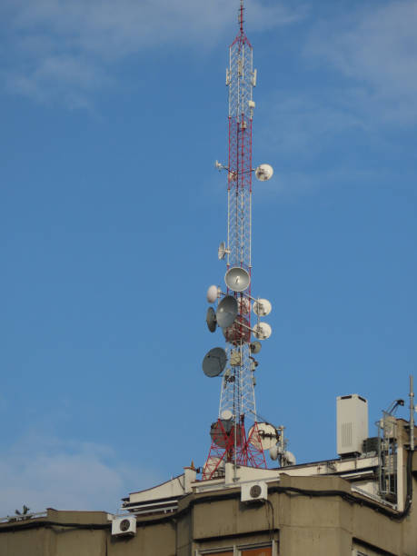 телекоммуникационное оборудование на крыше - satellite dish television aerial television house стоковые фото и изображения