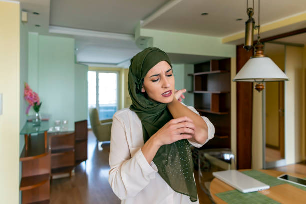 mujer musulmana con alergia a la piel - itchy skin fotografías e imágenes de stock