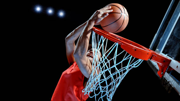 junger mann spielt basketball - basketball slam dunk basketball hoop sport stock-fotos und bilder
