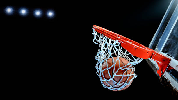 plan rapproché de basket-ball dans le cerceau - basketball hoop photos et images de collection