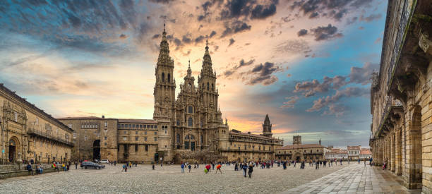 vista panoramica di praza do obradoiro e della cattedrale, a santiago de compostela, galizia, spagna - galicia foto e immagini stock