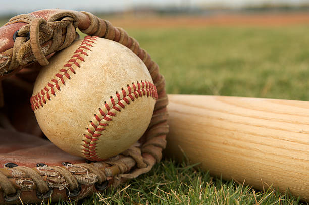 baseball-handschuh, fledermaus in der nähe - baseball glove stock-fotos und bilder
