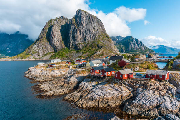 вид на популярную рыбацкую деревню в норвегии, хамной, лофотен. - lofoten стоковые фото и изображения