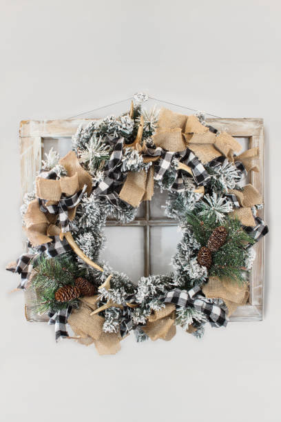 flocked christmas wreath with antlers burlap and ribbon - flocked imagens e fotografias de stock