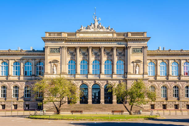 le palais universitaire abrite l'université de strasbourg, france. - latin motto photos et images de collection