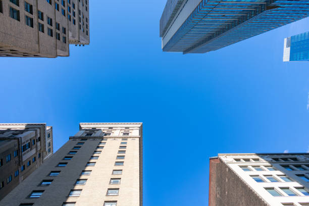 blick auf wolkenkratzer im garment district von new york city - garment stock-fotos und bilder