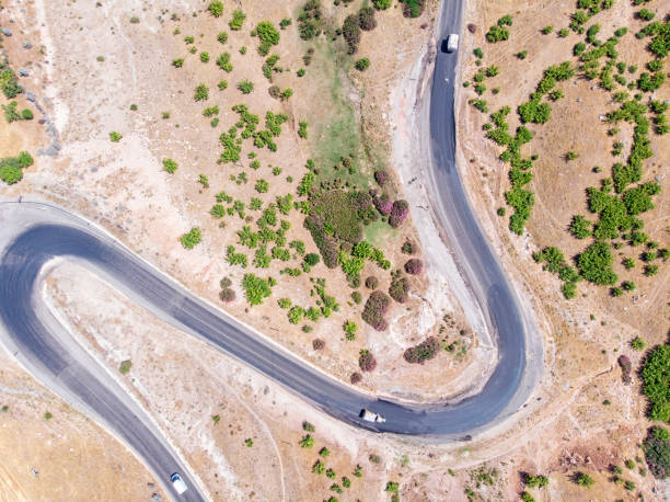veduta aerea di kahta sincik road, vicino al fiume katha vicino al villaggio di taslica, distretto di kahta, provincia di adiyaman, turchia. - adiyaman foto e immagini stock
