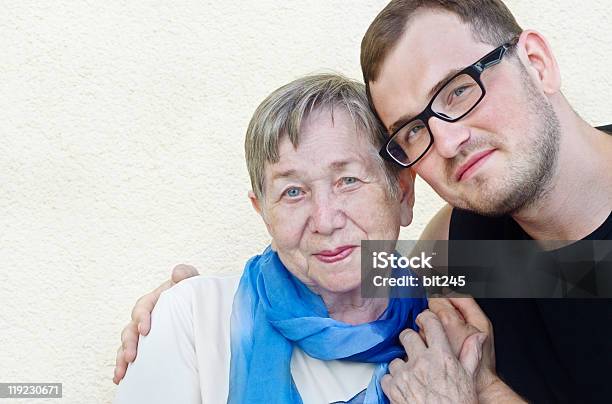 Felice Nonna E Nipote Maschio - Fotografie stock e altre immagini di Adulto - Adulto, Anziani attivi, Blu