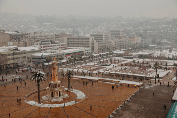 la vista di smirne - piazza konak. - izmir turkey konak clock tower foto e immagini stock