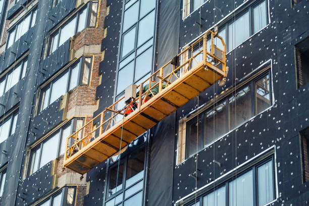 craddle di costruzione sospesa vicino alla parete dell'edificio residenziale hightower con isolamento e facciata ventilata in cantiere. ingegneria del background urbano - window installing repairing construction foto e immagini stock