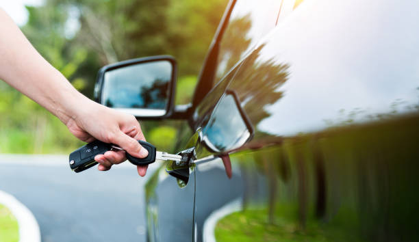 woman hand inserting key in car door - car car door green part of imagens e fotografias de stock