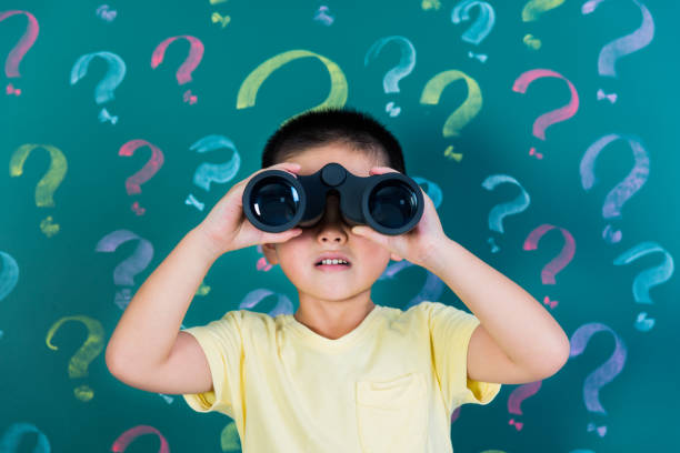 아시아 의 소년 에 앞 의 칠판 와 물음표 - little boys discovery binoculars child 뉴스 사진 이미지