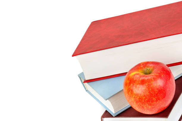 torre de libros con manzana aislada sobre fondo blanco. - book stack dieting textbook fotografías e imágenes de stock