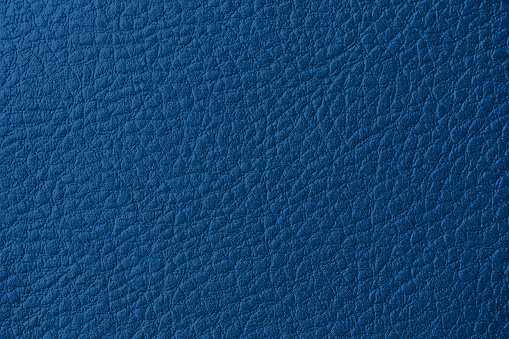 Azul clásico cuero piel fondo de moda color del año 2020 ombre cuero textura onda oscuro marino monocromo patrón de cerca photo