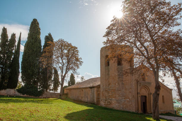 historic church pieve di corsignano pienza tuscany - tuscany italy tree cypress tree imagens e fotografias de stock