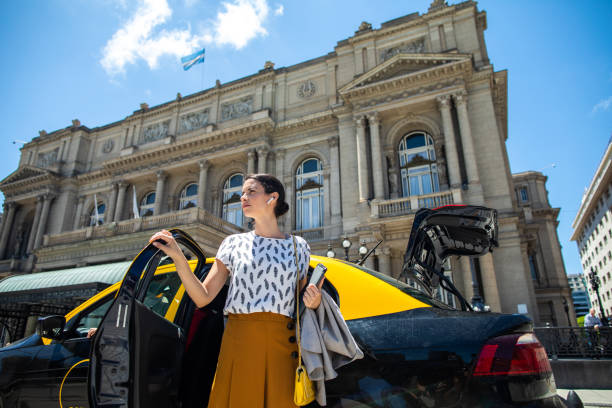 выход из такси в городе - taxi buenos aires people city стоковые фото и изображения