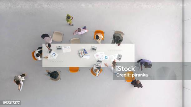 Hochwinkelansicht Der Menschen Bei Der Arbeit Stockfoto und mehr Bilder von Ansicht von oben - Ansicht von oben, Büro, Zusammenarbeit