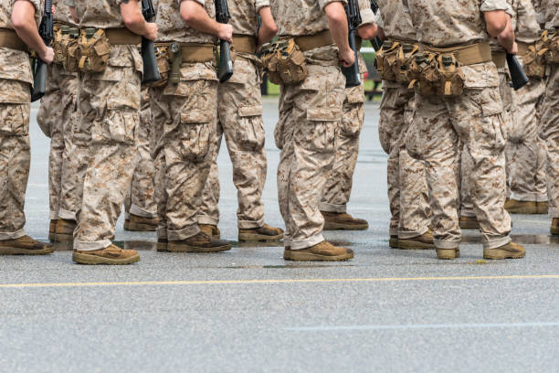 us marine corps rekrutuje stojących z karabinami - military canteen zdjęcia i obrazy z banku zdjęć