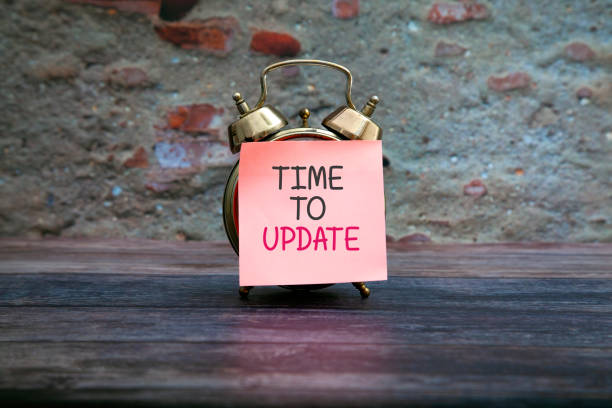 TIME TO UPDATE Time to update sticky note message on antique clock update communication photos stock pictures, royalty-free photos & images