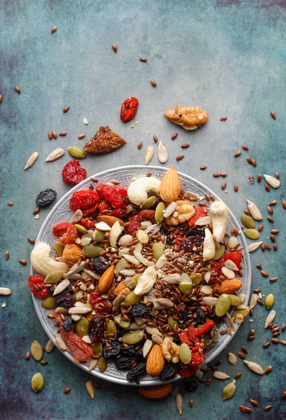 trail mix noix - nut snack fruit healthy eating photos et images de collection