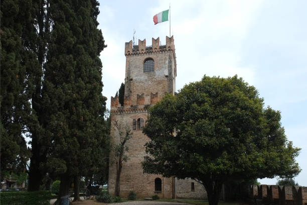 rocca di castelvecchio, cidade de conegliano, itália - tower treviso veneto palace - fotografias e filmes do acervo