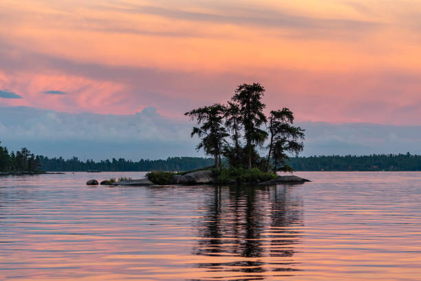 istock Small Island in Front of Pink Sunset 1192338787