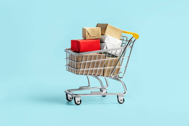 koszyk i pudełko na niebieskim tle, biznes, koncepcja zakupów - christmas bag shopping bag gift zdjęcia i obrazy z banku zdjęć