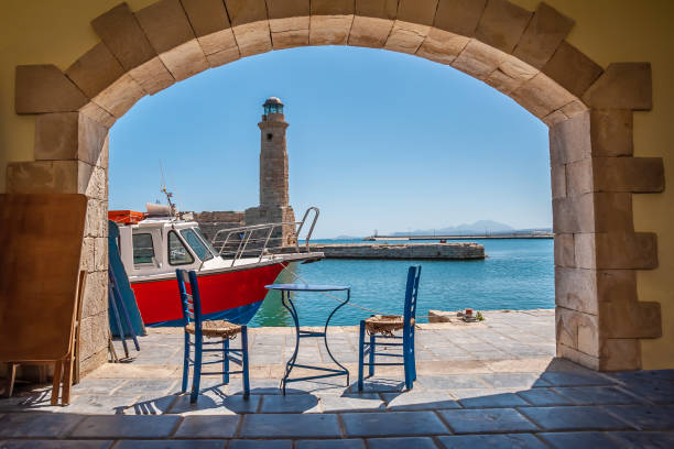 mesa y silla en una taberna - greek islands table window sun fotografías e imágenes de stock