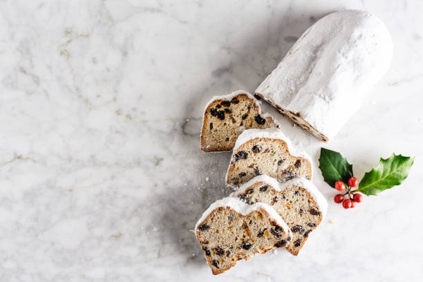 dresdner stollen sur la table en marbre - christmas stollen christmas pastry baked photos et images de collection