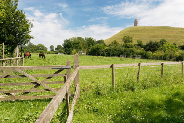 glastonbury tower somerset england. - glastonbury tor imagens e fotografias de stock